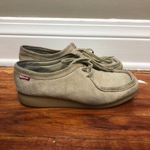 Tan Clark’s low wallabees women 8.5